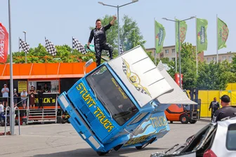 „Am Tag danach fühlt man sich wie überfahren“: Wie Stuntfrau Sabrina mit ihrem Monstertruck in Meerane ans Limit geht - Sabrina Korth beim Stunt auf einem Truck in Schräglage. Mit einer Handschlaufe ist die Artistin gesichert.
