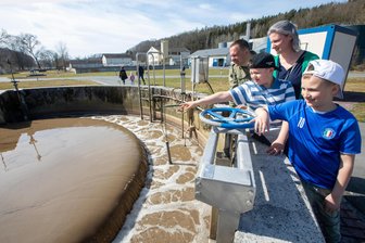 Am Tag des Wassers in der Kläranlage Plauen: „Heute kriegt keiner mehr ein Moped durchs Klo“ - Familie Hofmann mit Sohn Enno (vorn), Eltern Antje und René sowie Tim Sattler am „Schoko“-Brunnen.