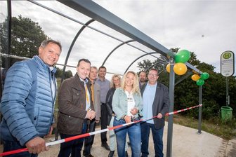 Am Taltitzer Kreuz steht jetzt keiner mehr im Regen: Warum es für dieses Buswartehäuschen elf Jahre brauchte - Die neue Bushaltestellen-Überdachung wurde am Dienstag feierlich eingeweiht.