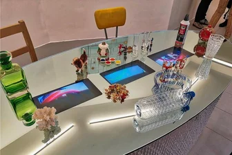 Am Tisch zwischen den Stühlen - Der spiegelnde Tisch der Künstlerin Pipilotti Rist mit darauf laufenden Videos ist derzeit in Zwickau zu sehen.