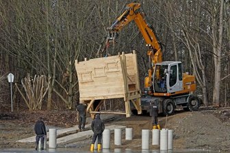 Am Ufer des Großen Teiches entsteht Beobachtungsposten - Das erste Element der Beobachtungsplattform am Großen Teich in Limbach-Oberfrohna wird auf das Fundament gehoben. Es besteht aus robustemRobinien- und Eichenholz und wiegt rund vier Tonnen.