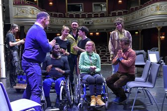 „Am Ufer des Sees“: Gastspiel am Freiberger Theater bricht traditionelle Strukturen auf - Das Team um Sergio Raonic Lukovic (links) und Gustavo Fijalkow (rechts) begrüßt sich auf der Hauptbühne.