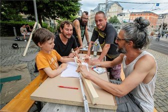 Am Verkaufsstand für Plauener Späti wird gezimmert - Am Mittwoch wurde am Lutherpark mit dem Bau des neuen Späti-Verkaufsstandes begonnen. An der Seite von Initiator Thomas Rußner (2. von links): Matheo Sachadä, Leon Sobierajski, Alex Braasch und Daniel Kamerknecht (von links).