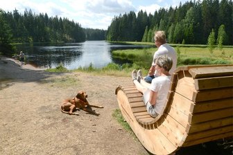 Am Vogtlandsee wird jetzt auch zum Sonnenbad eingeladen - Ausflügler aus Reichenbach rasten auf der Sonnenliege am Vogtlandsee. Guckt ihr Ungarischer Vorstehhund neidisch?