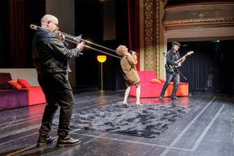 Am Vogtlandtheater in Plauen heißt es „Vorhang auf!“ - Szene aus „Der Der Volksfeind“ von Henrik Ibsen.
