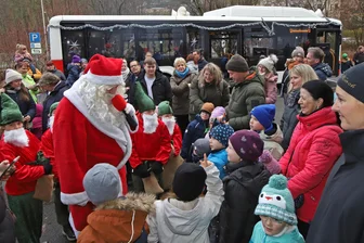 Am Vormittag in Planitz gestartet: Weihnachtsmann und Zwerge touren durch Zwickauer Stadtteile - Der Weihnachtsmannbus startete seine Tour durch Zwickau um 10 Uhr vorm Ärztehaus Planitz.