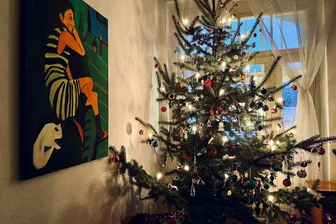 Am Weihnachtsabend gilt: je mehr Gäste, desto besser die Feier! - Der Weihnachtbaum der Familie Klose, leider noch unbewundert.