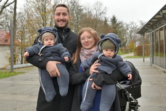 Am Welt-Frühgeborenen-Tag in Aue: 35 Luftballons mit guten Wünschen in den Himmel geschickt - Im Bild Fabian Heintz mit Töchterchen Helena und Magdalene Heintz mit Töchterchen Madita.