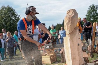 Am Wochenende wird in Muldenberg geschnitzt - Mathias Kämpfer beim Kettensägenschnitzen 2018 in Muldenberg - in diesem Jahr ist er auch Organisator des Ereignisses.