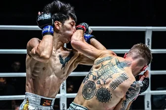 Am Ziel seiner Träume: Kampfkünstler aus dem Erzgebirge knockt seinen Gegner aus - Teilte aus und steckte ein, um am Ende zu jubeln: Für Muay-Thai-Experte Marvin Dittrich (r.) ging in Bangkok ein Traum in Erfüllung.