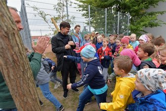 Amalie hätte sich gefreut: Schüler stürmen Grünes Klassenzimmer in Siebenlehn - Das Grüne Klassenzimmer an der Grundschule "Am Wasserturm" in Siebenlehn wurde von Gina Gottwald, Regionalentwicklung Klosterbezirk Altzella, Matthias Lütkemeier vom Schulförderverein und Dieter Vogel (von hinten) von der ausführenden Firma Creative Garten Sachsen an die begeisterten Grundschüler übergeben.