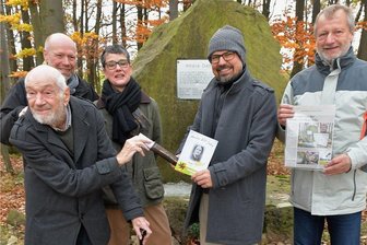 Amalies Nachfahren versenken Hülse - An der Amalie-Dietrich-Höhe in Siebenlehn versenkten die Nachfahren Sören Askegard, Hans Askegard und Ilse-Maria Amalie Bischoff sowie Mathias Lüttkemeier und Dietmar Lippert (v.l.) vom Schulförderverein die Gedenkhülse.