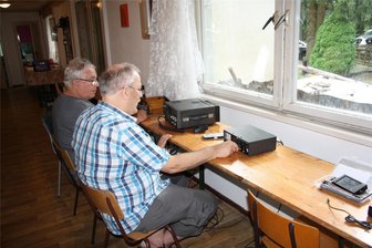 Amateurfunker haben sich in Werdau getroffen - Klaus Hiebner (li.) und Steffen Barth an einem Kurzwellensende- und Empfangsgerät.