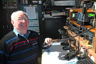 Amateurfunker Karlheinz Pilz aus Großschirma schickt Radiowellen um die ganze Welt - Karlheinz Pilz in seinem Funkstudio in Großschirma, aus dem er Kontakt auf alle Kontinente hält.