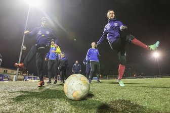 Amateurfußballer sind zurück auf dem Platz - aber nicht froh - Beim VfB Fortuna rollt der Ball wieder - mit reduzierter Truppe. "Lieber wäre mir, wenn alle dabei sein könnten", sagt Coach Rocco Dittrich.