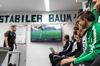 Amateurkicker von Eiche Reichenbrand wollen den nächsten Favoriten fällen – und sind bestens vorbereitet - Nichts wird dem Zufall überlassen: Eiche-Trainer Sebastian Doro beim Videostudium des nächsten Gegners aus Bautzen mit seiner Mannschaft.