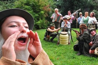 Amateurschauspieler präsentieren "Zwischen Berg und tiefem tiefem Tal" in Olbernhau - Dem Ruf des Berges (dargestellt von Claudia Helmert, links) versuchen sich im Theaterstück "Zwischen Berg und tiefem tiefem Tal" zahlreiche grotesk dargestellte Charaktere der klassischen und erzgebirgischen Literatur zu widersetzen.