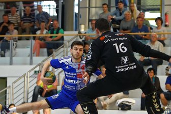 Amateursport in Westsachsen: Wenn Trainer wieder mitmischen – zwischen Rückenschmerz und Lob - Szene aus vergangenen Tagen: Oliver Pflug (links) in der ersten Männermannschaft des HC Glauchau/Meerane in Aktion. Am Sonntag spielte er bei der Reserve mit. Fazit: „Die Landungen sind schon hart.“