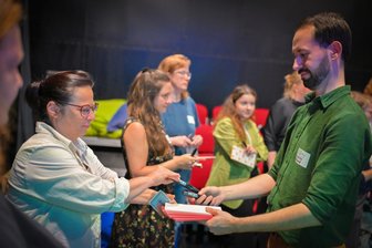 Amateurtheater-Treff in Reichenbach: Elf Gruppen aus drei Bundesländern im Austausch - Yvonne Deglau von der Waldbühne Zwota mit Jeffrey Döring beim Amateurtheatertreffen.