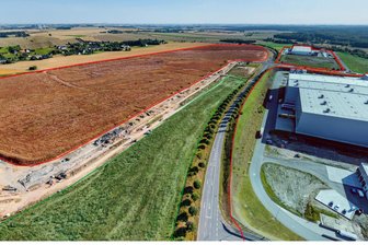 Amazon in Berbersdorf: Hier entsteht Mittelsachsens größter Arbeitgeber - Dieses Luftbild zeigt das Edeka-Logistikzentrum an der A 4, hinten die Edeka-Frischemanufaktur und links einen Teil des 35 Hektar großen Amazon-Baufeldes.