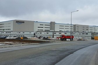 Amazon in Hof wirbt um Arbeitskräfte: Wirtschaft im Vogtland alarmiert - Kurz vor der Fertigstellung: das Amazon-Logistikzentrum in Gattendorf vor den Toren von Plauens Partnerstadt Hof.