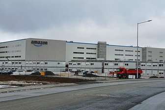 Amazon in Oberfranken wirbt um Arbeitskräfte: Wirtschaft im Vogtland alarmiert - Kurz vor der Fertigstellung: das Amazon-Logistikzentrum in Gattendorf vor den Toren von Plauens Partnerstadt Hof.