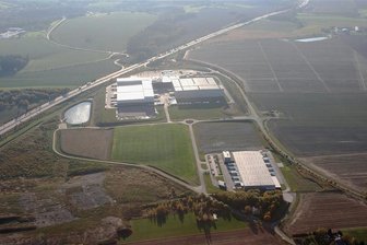 Amazon plant Großprojekt im Gewerbegebiet Berbersdorf - So sah das Gewerbegebiet Berbersdorf 2017 aus der Luft gesehen aus. Rechts von der geschwungenen Straße auf dem unbebauten Gelände soll das neue Logistikzentrum entstehen.