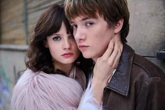 Die achtteilige Serie "Wir Kinder vom Bahnhof Zoo" erzählt auch die Liebesgeschichte von Christiane F. (Jana McKinnon) und ihres Freundes Benno (Michelangelo Fortuzzi).