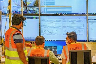 Amazon streicht Stellen: Trifft das auch das Logistikzentrum Hof? - Müssen Beschäftigte in Hof gehen? Dieses Foto entstand am Tag der Eröffnung des Amazon-Versandzentrums in Hof.