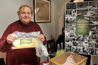 Ambitionen auf die Krone: Kirchberger Sauerkraut wird zu Wettbewerb eingereicht - Am Abend so gut wie ausverkauft: Irina Waldenburger mit einem der letzten Päckchen Kirchberger Sauerkraut.