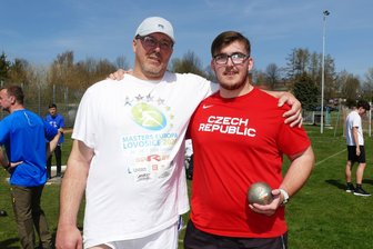 Ambitioniertes Vater-Sohn-Duo verleiht Werferpokal im Erzgebirge internationales Flair - Jaroslav Smely mit seinem gleichnamigen Sohn.