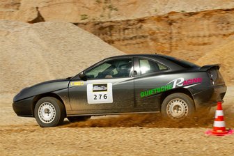 AMC Annaberg bei Schotter-Slalom erfolgreich: Ein Oldie und ein Youngster ragen heraus - Mit dem frisch hergerichteten und laut dröhnenden Fiat Coupe 20V Turbo zog Sören Gläser die Blicke der Zuschauer auf sich.