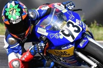 AMC-Fahrern gelingt guter Saisonstart - Rennfahrer Jason Rudolph aus St.Egidien gibt für den AMC Sachsenring aus Hohenstein-Ernstthal Gas. Am Wochenende feierte er einen Doppelsieg.