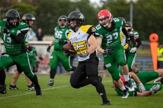 American Football: 53-Yard-Fieldgoal beschert Freiberg Phantoms den zweiten Saisonsieg - Phantoms-Runningback Luca Richter (M.) hatten einen schweren Stand gegen die starke Defensive der Miners.