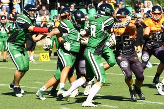 American Football: Dezimierte Erzgebirger retten ihre Ehre – und die Lizenz - Die Miners (grüne Trikots) haben im letzten Spiel noch einmal alles gegeben.