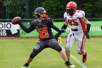 American Football: Erster Rebels-Heimspieltag gegen die Suhl Gunslingers wird zur Misere - Rebels-Quarterback Jan Macholdt (links) setzt gegen den heranrauschenden Suhler Stefan Lösch zum Wurf an.
