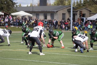 American Football: Erzgebirge Miners wollen Aufstiegsparty der Freiberg Phantoms verhindern - Die Miners um ihren Center Florian Wolf (Nummer 77) bestreiten am Sonntag ihr zweites Heimspiel der Saison in Bärenstein. Mit den Gästen aus Freiberg haben sie noch eine Rechnung offen. F