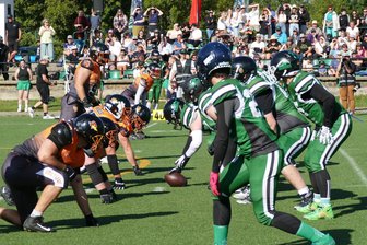 American Football: Erzgebirger wollen Vereinsjubiläum mit Staffelsieg krönen - Mitte April haben die Erzgebirge Miners (grüne Trikots) bei einem Trainingscamp im Vogtland intensiv an der letzten Feinabstimmung gearbeitet.