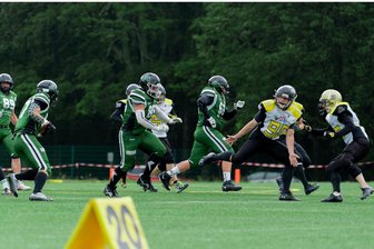 American Football: Freiberg Phantoms unterliegen in der Verlängerung - Die Phantoms-Defensive um Moritz Kluwe (90) machte erneut einen guten Job. In der Verlängerung kamen die Miners allerdings einmal durch und erzielten den entscheidenden Touchdown.