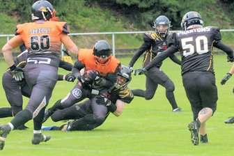 American Football: Freiberg Phantoms verlieren auch im Vogtland - Der Freiberger Marc Wolter (u.) stoppt hier den Vogtländer Simeon Faller (mit Ball).