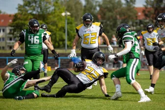 American Football: Hält Defensive der Freiberg Phantoms auch in Sachsen-Anhalt? - Gegen die Erzgebirge Miners kam die Offensive um Rico Richter (am Ball) nicht richtig in Schwung. Gegen die Underdogs soll sich das nun ändern.