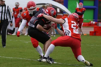 American Football: Halle Falken stürzen sich auf Chemnitzer Rumpfteam - Crusaders-Quarterback Gerrit Höppner (Mitte) wurde von Halle stark unter Druck gesetzt.
