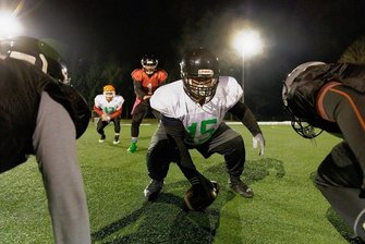 American Football im Erzgebirge: Touchdown für die Miners in Bärenstein - Dreimal pro Woche wird gegenwärtig bei den Erzgebirge Miners in Bärenstein trainiert - unter anderem jeden Donnerstagabend. Perspektivisch will der Verein auch Frauen für American Football begeistern.