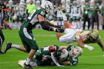 American Football in Sachsen: Ein Minister als Präsident - Finaltrauma überwunden: Devwah Whaley (goldenes Trikot) verliert zwar im Endspiel um die Deutsche Meisterschaft in dieser Szene den Ball. Doch die Dresden Monarchs hatten genug Zeit, um den Fehler auszubügeln. 