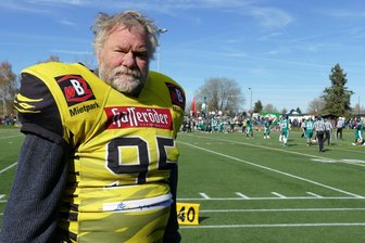 American Football mit 61 Jahren: Rekordjäger feiert Sieg im Erzgebirge - In Bärenstein ging für Wernigerode auch Volkmar Kohlrusch (61) aufs Feld, der der älteste American-Football-Spieler Deutschlands werden will.