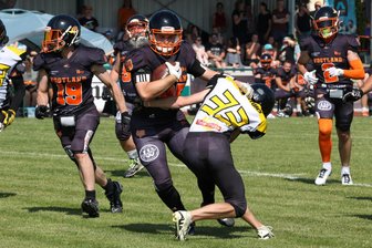 American Football: Rebels-Defensivbollwerk sichert ersten Heimsieg bei Hitzeschlacht gegen Freiberg - Rebels-Runningback Jason Herold (am Ball) wird vom Freiberger Felix Morgenstern gestoppt.