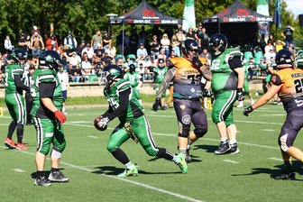 American Football: Riesiges Verletzungspech überschattet Saisonfinale im Erzgebirge - In dieser Szene waren Martin Schaarschmidt (am Ball) und die Erzgebirge Miners noch guter Dinge.