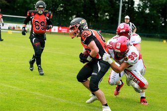 American Football: Vogtland Rebels müssen im letzten Heimspiel die Punkte abgeben - Rebels-Quarterback Jan-Christoph Macholdt wird hier von einem Suhler gebremst. Er sprang für den verletzten Tobias Seidel ein.