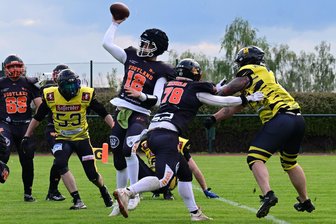 American Football: Vogtland Rebels stehen schon nach dem zweiten Saisonspiel unter Druck - Die Vogtland Rebels (in schwarz) verloren am Samstag ihr erstes Heimspiel gegen Wernigerode.