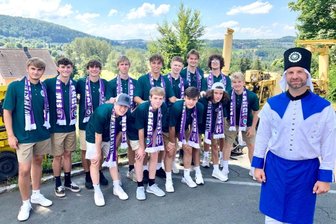 Amerikaner stimmen Steigerlied an und besuchen die Veilchen - Eine tolle Kulisse für Erinnerungsfotos um Blaufarbenwerker Marcus Hoffmann bot das Umfeld am Kulturhaus "Aktivist" in Bad Schlema.